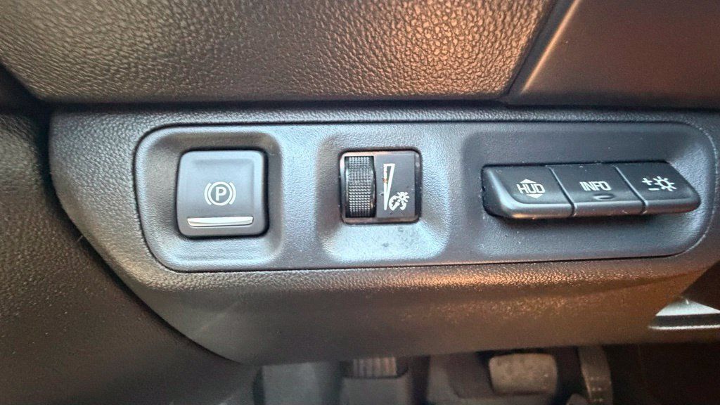 Used 2022 GMC Acadia SLT w/ Technology Package FWD image 16