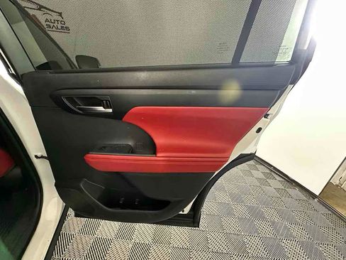 Used 2022 Toyota Highlander XSE image 24