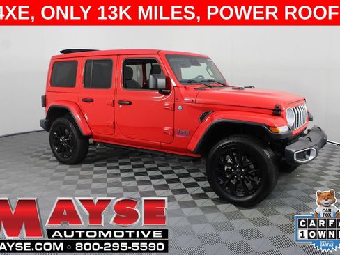 Used 2025 Jeep Wrangler Unlimited Sahara w/ Safety Group AWD/4WD image 1