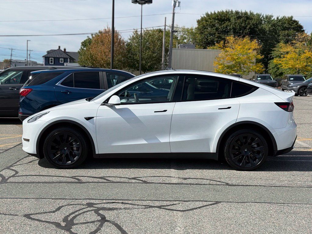 Used 2024 Tesla Model Y Long Range AWD/4WD image 2