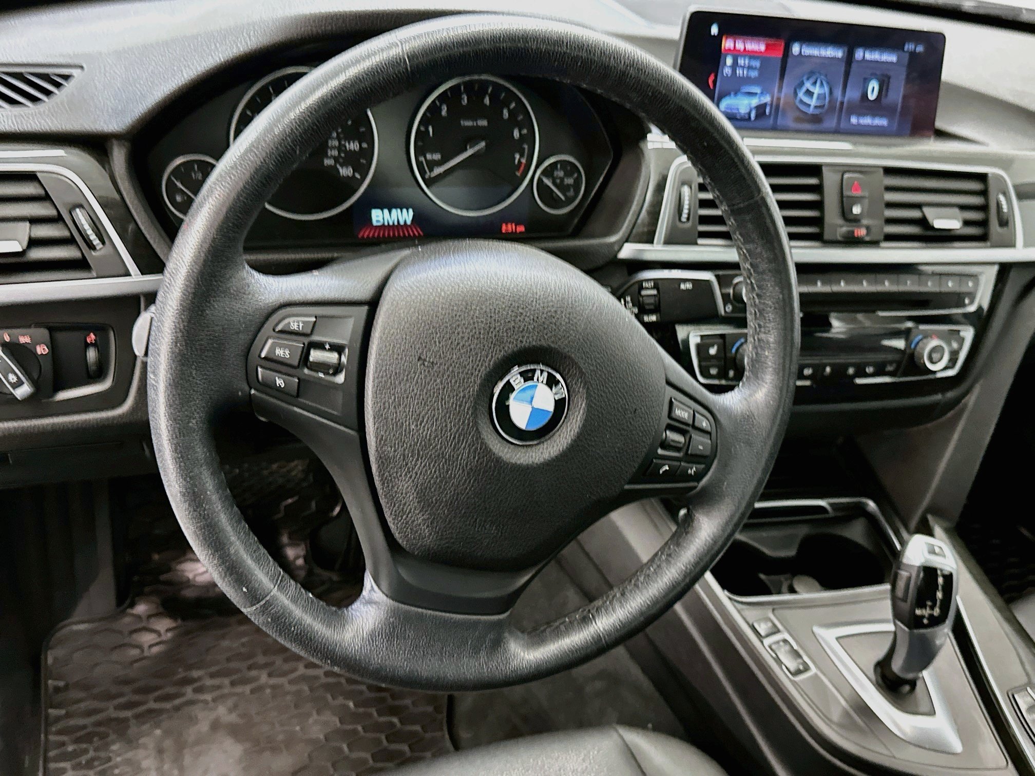 Used 2018 BMW 320i xDrive Sedan w/ Premium Package AWD/4WD image 18