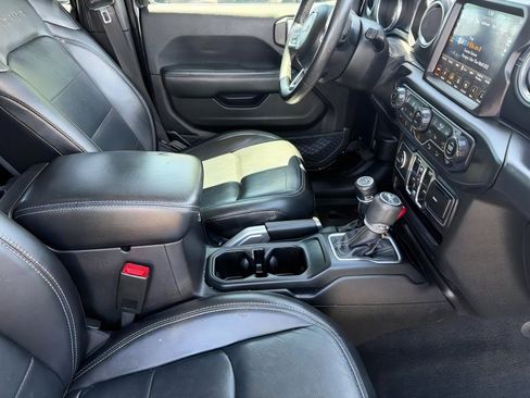 Used 2018 Jeep Wrangler Unlimited Sahara AWD/4WD image 11