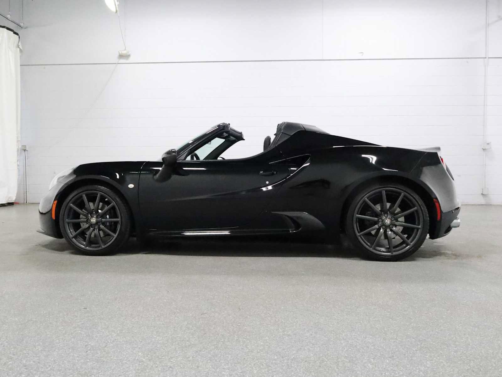 Used 2016 Alfa Romeo 4C Spider RWD image 2