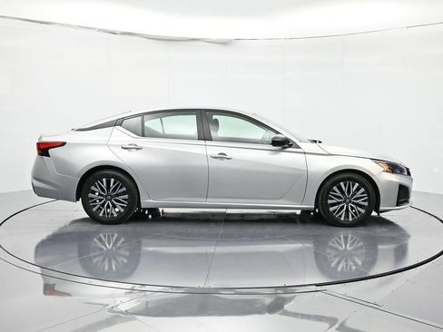 Used 2024 Nissan Altima 2.5 SV image 4