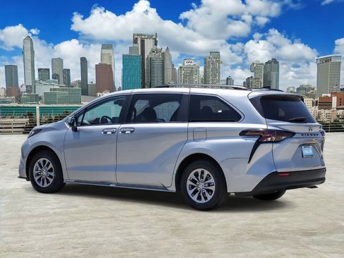 Used 2023 Toyota Sienna XLE w/ XLE Plus Package FWD image 6