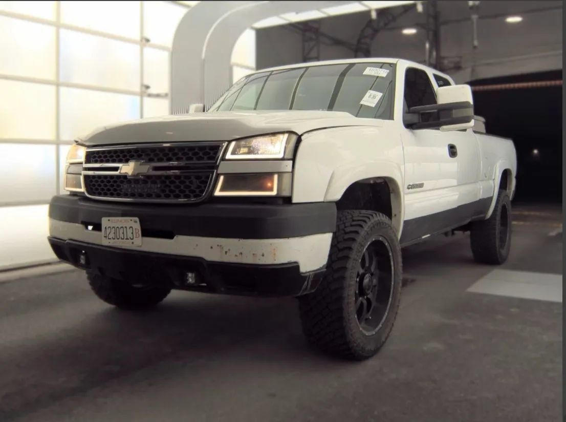 Used 2004 Chevrolet Silverado 2500 LS w/ Snow Plow Prep Package AWD/4WD image 1