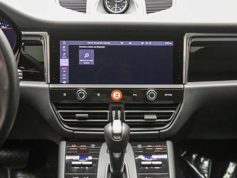 Certified 2026 Porsche Macan AWD/4WD image 17