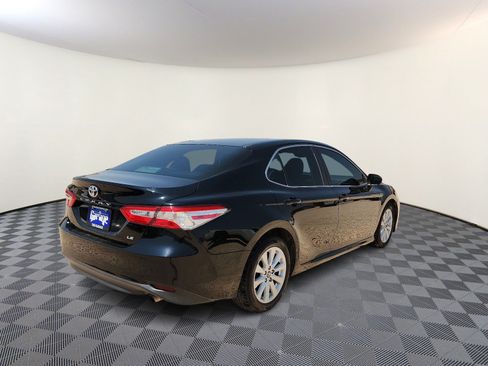Used 2018 Toyota Camry LE FWD image 4