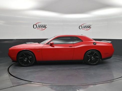 Used 2015 Dodge Challenger R/T image 2