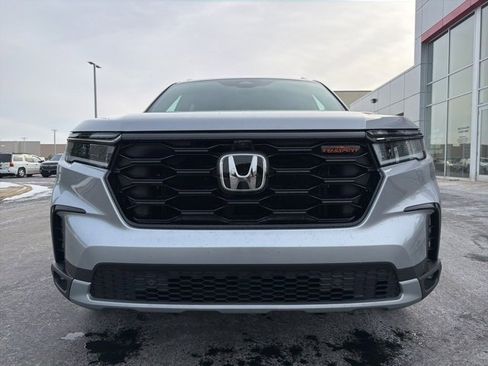 Used 2025 Honda Pilot TrailSport image 2