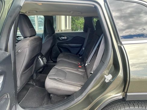 Used 2015 Jeep Cherokee Latitude AWD/4WD image 9