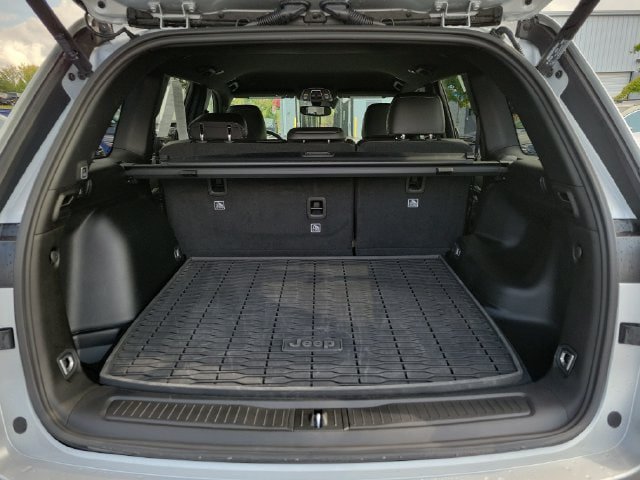 Certified 2024 Jeep Grand Cherokee Limited w/ Black Appearance Package AWD/4WD image 12