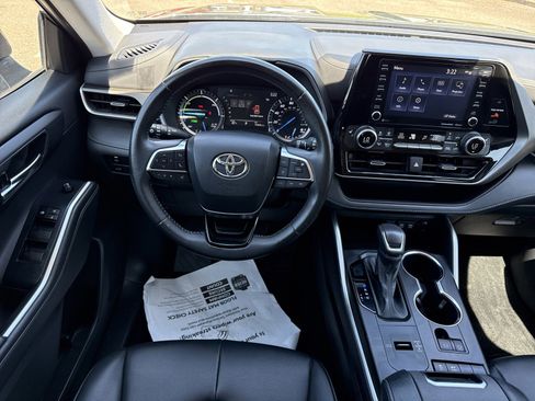 Used 2021 Toyota Highlander XLE FWD image 18