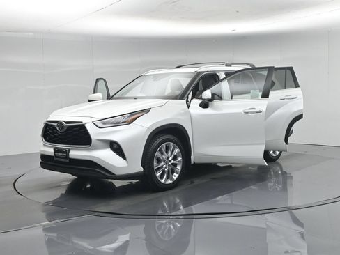 Used 2022 Toyota Highlander Limited FWD image 37