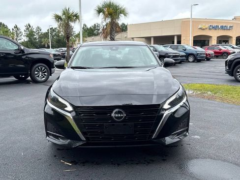 Used 2024 Nissan Altima 2.5 SV FWD image 2