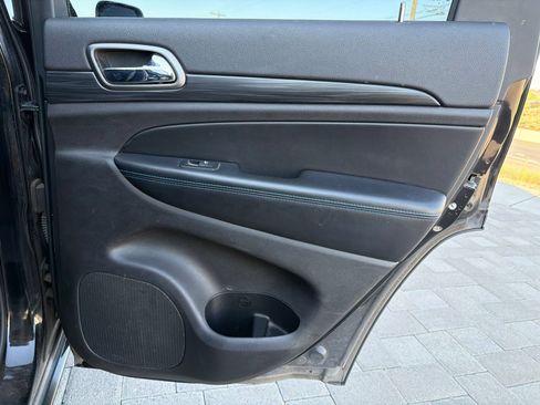 Used 2019 Jeep Grand Cherokee Laredo AWD/4WD image 23
