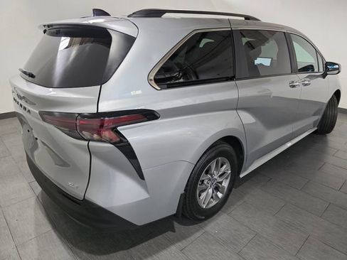 Used 2025 Toyota Sienna XLE w/ XLE Plus Package AWD/4WD image 5