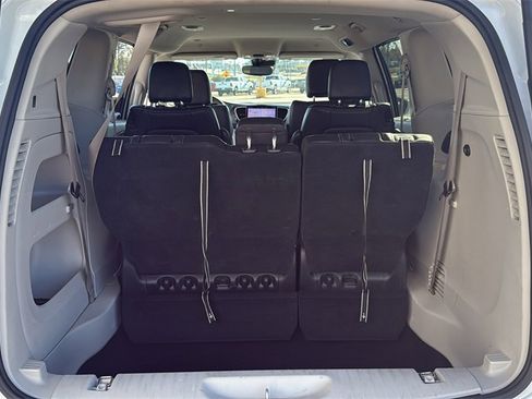 Used 2022 Chrysler Pacifica Touring-L image 11