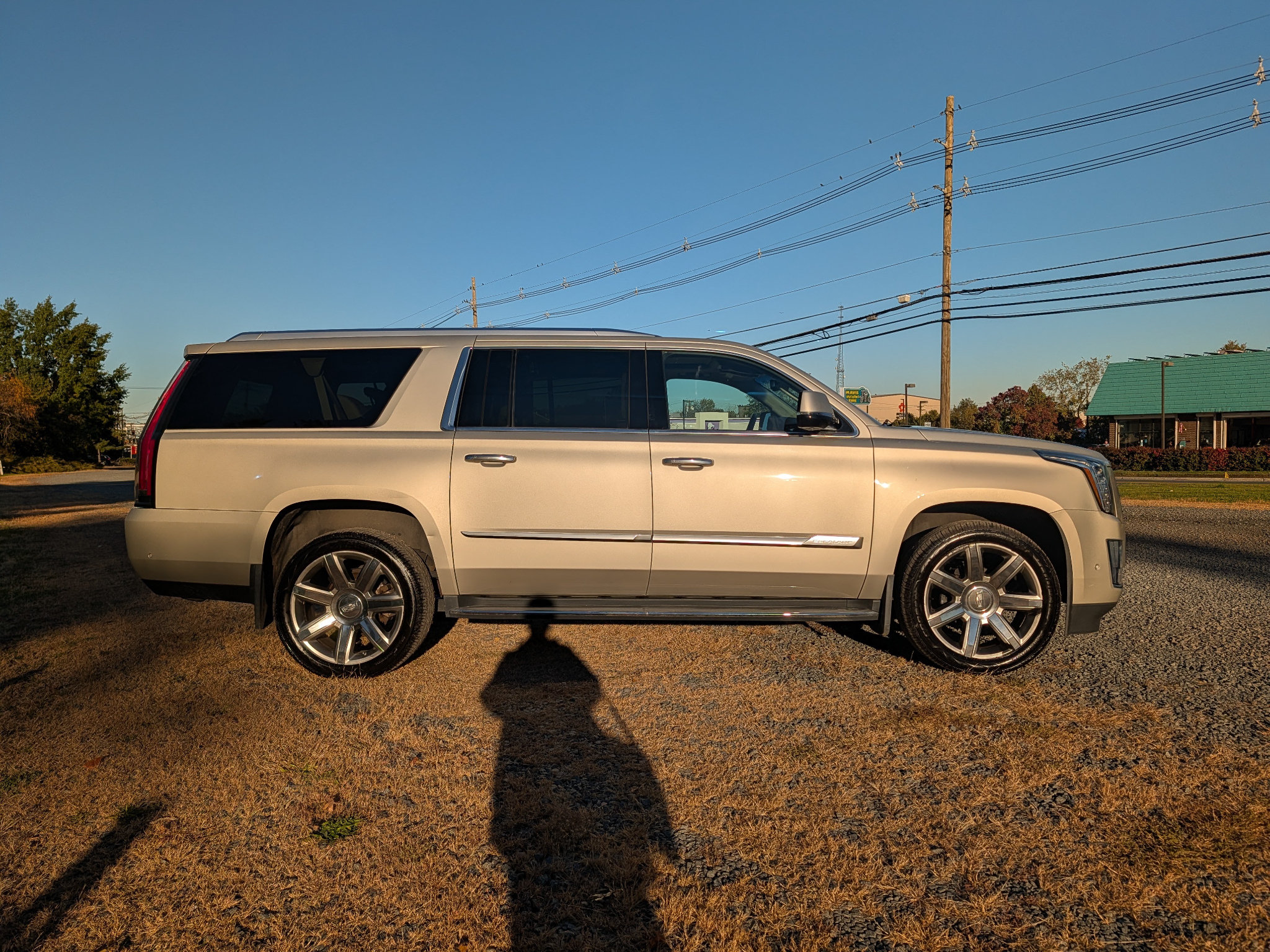 Used 2017 Cadillac Escalade ESV Luxury AWD/4WD image 4