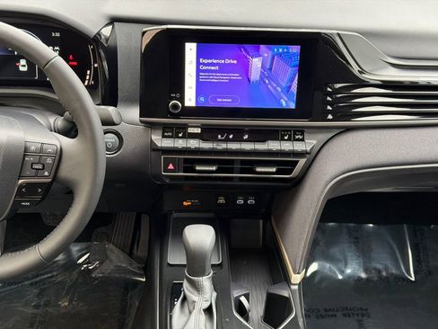 Used 2025 Toyota Camry LE w/ Convenience Package image 17