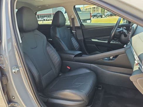 Used 2022 Hyundai Elantra Limited FWD image 19