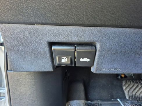 Used 2021 Nissan Versa SV image 40