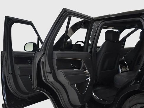 Used 2025 Land Rover Range Rover SE image 10