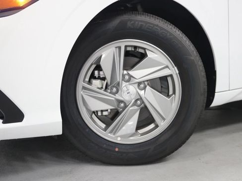 Used 2026 Hyundai Elantra SE FWD image 11