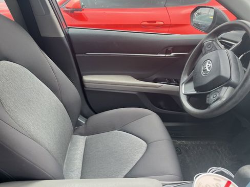 Used 2019 Toyota Camry LE image 4