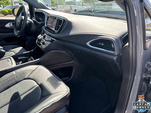 Used 2025 Chrysler Pacifica Limited AWD/4WD image 42