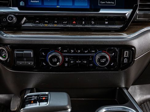 Used 2024 Chevrolet Silverado 1500 LT Trail Boss w/ Convenience Package II AWD/4WD image 27
