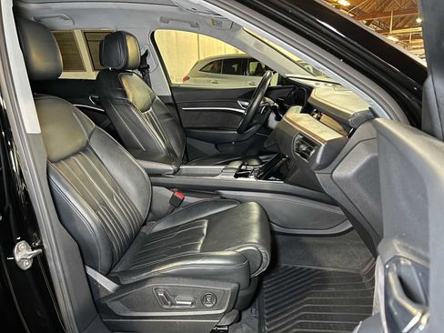Used 2019 Audi e-tron Prestige w/ Prestige Package AWD/4WD image 12