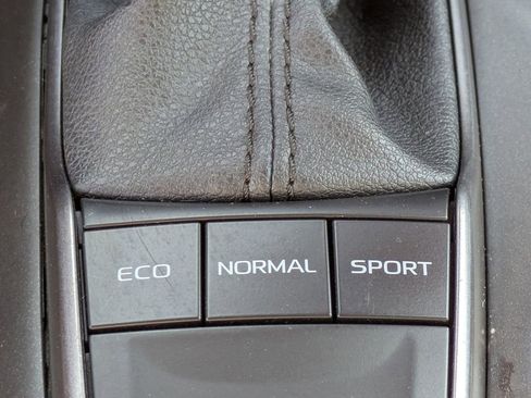 Used 2023 Toyota Camry SE image 12