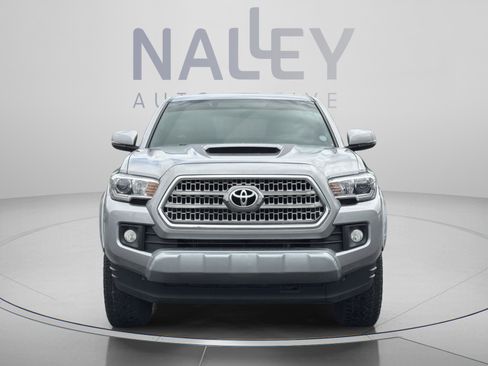 Used 2017 Toyota Tacoma TRD Sport w/ Premium & Technology Package AWD/4WD image 17