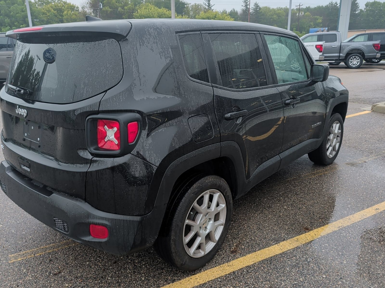 Used 2023 Jeep Renegade Latitude AWD/4WD image 5
