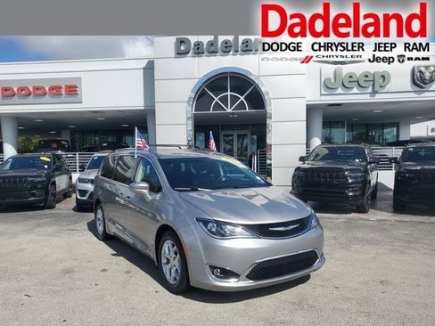 Used 2018 Chrysler Pacifica Touring-L w/ Tire & Wheel Group image 1