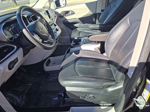 Used 2024 Chrysler Pacifica Touring-L image 12