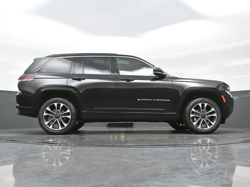 New 2025 Jeep Grand Cherokee Overland w/ Luxury Tech Group IV image 16