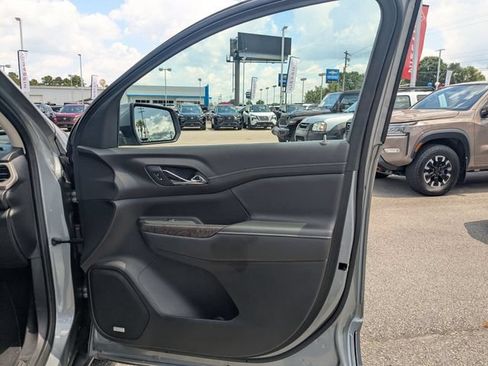 Used 2023 GMC Acadia Denali w/ Denali Technology Package FWD image 33