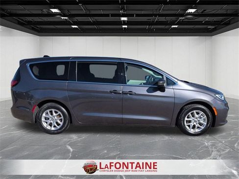 Used 2023 Chrysler Pacifica Touring-L image 6