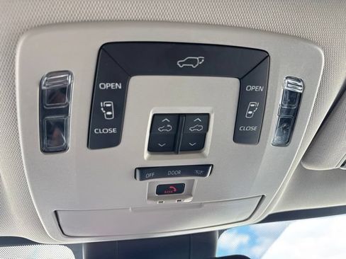 Used 2026 Toyota Sienna XLE FWD image 24