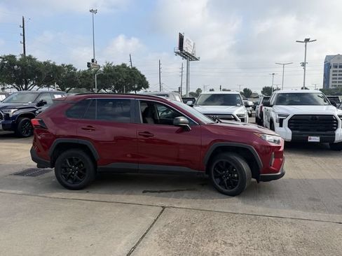 Used 2021 Toyota RAV4 LE FWD image 4