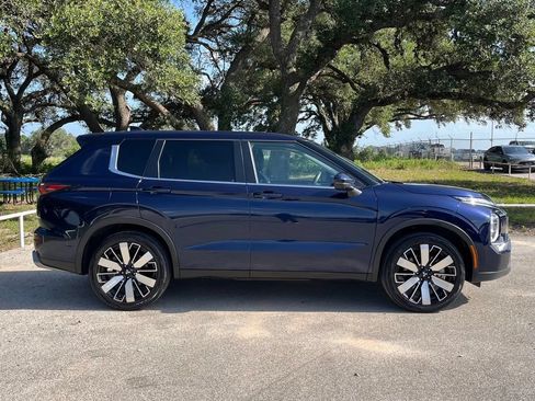 Used 2025 Mitsubishi Outlander SE AWD/4WD image 4