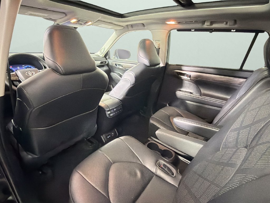 Used 2023 Toyota Highlander Platinum AWD/4WD image 30