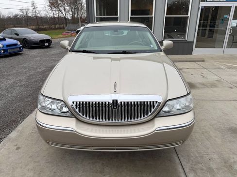 Used 2006 Lincoln Town Car Signature image 2