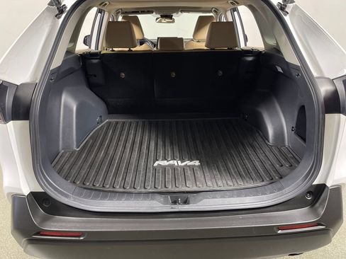 Used 2020 Toyota RAV4 XLE Premium image 10