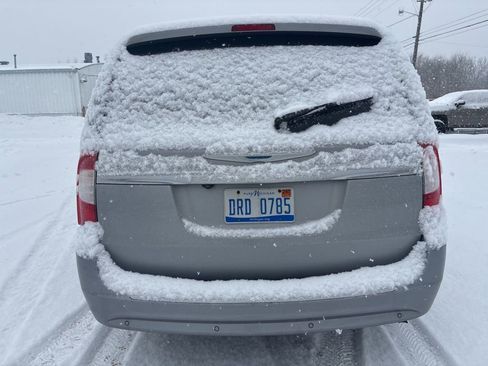 Used 2013 Chrysler Town & Country Touring-L w/ Driver Convenience Group image 4