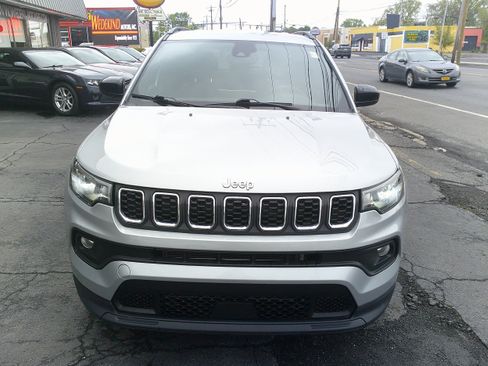 Used 2024 Jeep Compass Latitude AWD/4WD image 9