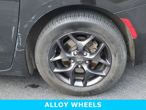 Used 2019 Chrysler Pacifica Touring-L w/ S Appearance Package image 9