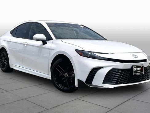 Used 2025 Toyota Camry SE FWD image 3